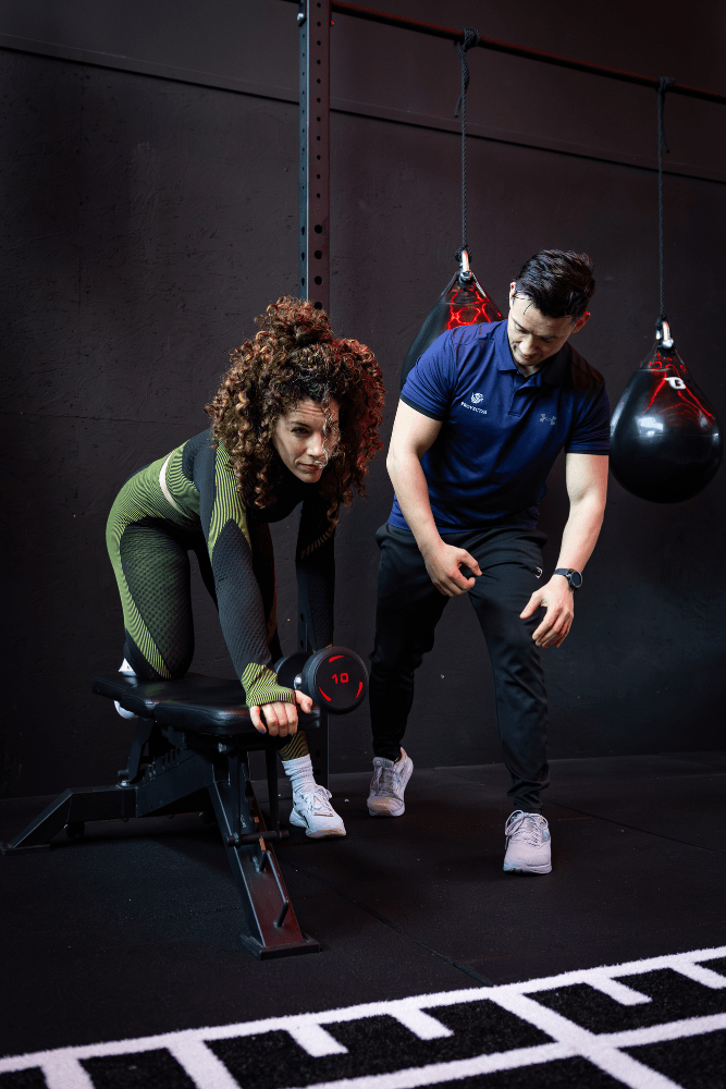 personal trainer met persoonlijke aanpak voor realistische doelen te bepalen en behalen