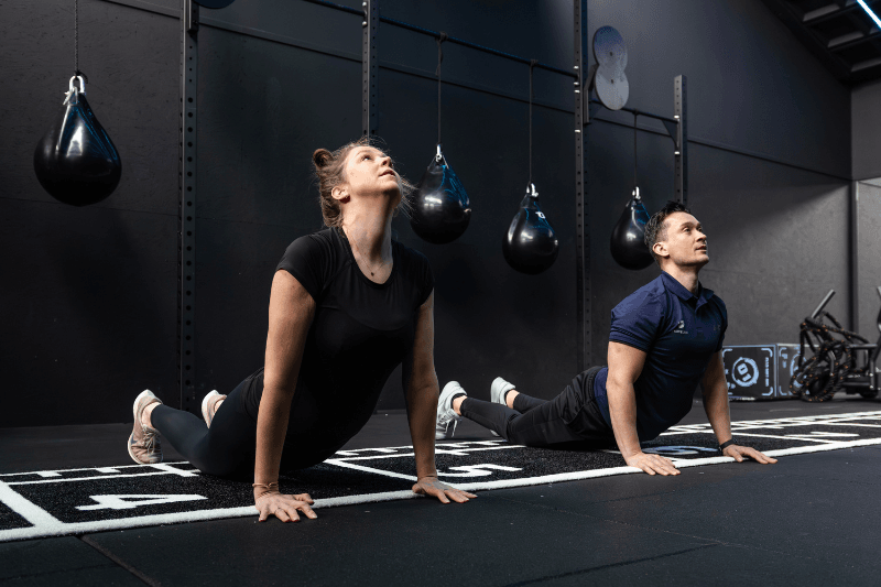 Yoga oefening op de grond yogamat liggen voor balans lichaam en geest