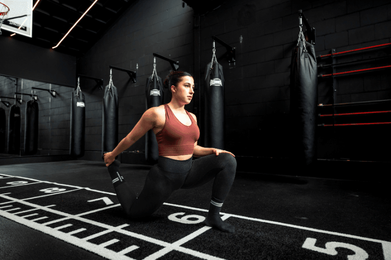 hier delen we de mentale voordelen en vertellen we je waarom deze praktische yogatips je helpen zodat je je meer prettig voelt